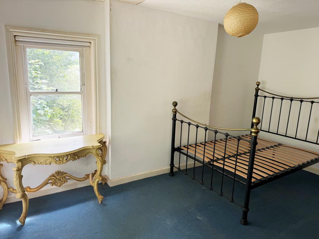 Lot: 32 - TOWN CENTRE FLAT FOR IMPROVEMENT WITH PARKING - Bedroom with side view